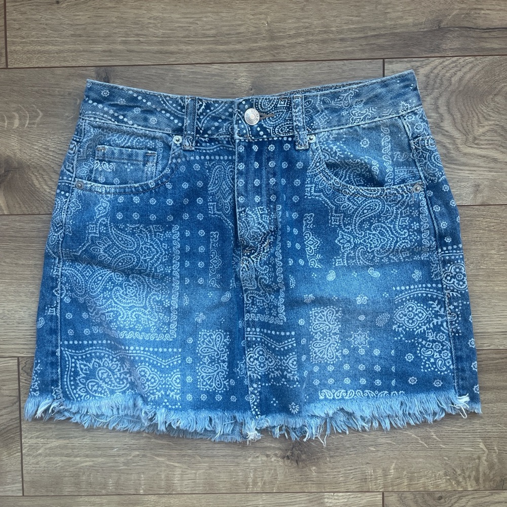 Denim Paisley Skirt 💙🤍 Mini Jean Skirt Size Small - forever 21